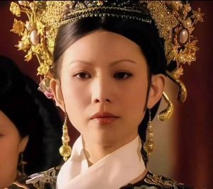 《甄嬛传》皇上白月光是纯元，皇后最配皇上却不得爱，最终都被甄嬛送走