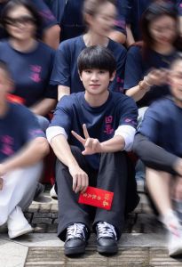 央视《四喜》黄明昊演技遭猛批，与老戏骨对比显不足