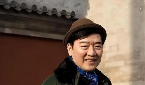 李立群深夜饮酒叹子未婚引热议，尊重自由还是自私？