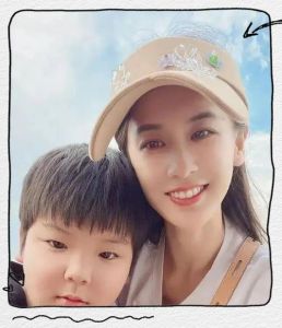 黄圣依儿子安迪香港上学，杨子低调陪伴，网友点赞离婚后仍为孩子付出