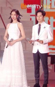 老友相聚何炅话剧，黄磊沈梦辰开心握手！