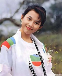 蔡少芬近况曝光，零皱纹红发潮，节俭生活，家庭事业两不误