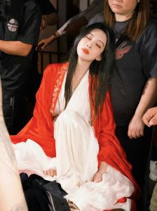 被封杀女星祈风凌湘复出，乖巧示好丈夫祈风，接下秦语主演大女主古装戏女三