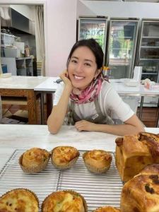 唐诗咏近年波折，面包店下滑健康亮红灯，感情遇渣男转为享受独处