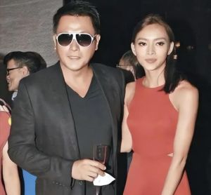 张利华离婚后转型保险年入500万，改名张珈琳求转运