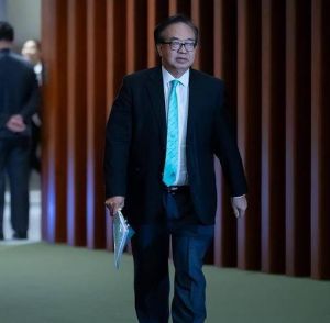 粤剧演员余仲欣闪婚政坛名流卢伟国，年龄差距巨大引热议